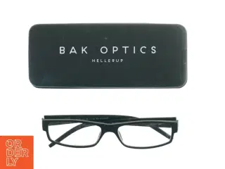 Briller med etui fra BAK OPTICS (str. Styrke plus et)