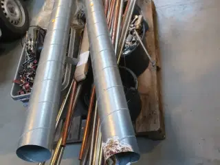 Rør, fittings m.m. på palle
