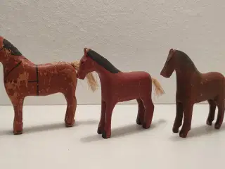Fængselslegetøj: 3 Brune heste. L. 11 og 2 x 9,5cm
