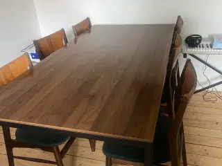 Mørkt spisebord