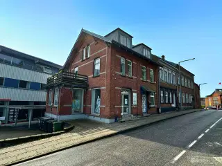 Synligt butik/kontorlejemål ved Slotssøen – Fredericiagade 18. st., Kolding