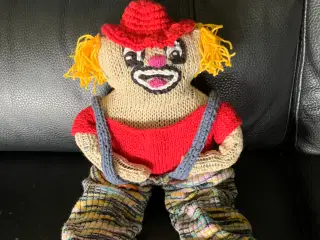 Charlie Rivel, håndstrikket og hæklet klovn.