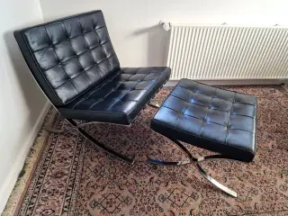 Lækker stilfuld lænestol med matchende skammel.