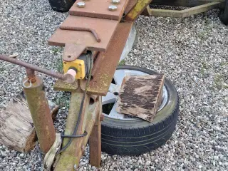 Mega ton brænde flækker 