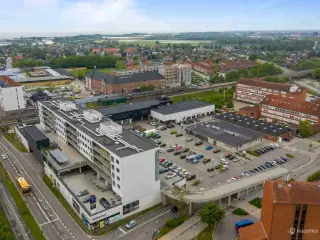 Velbeliggende rammer med rigtig god eksponering og stor glasfacade