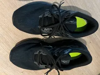 Mizuno Wave Equate 7 løbesko str 40 sort