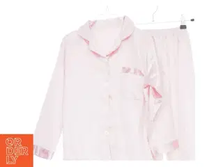 Lyserødt pyjamasæt (str. 152)
