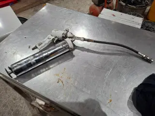 Fedtsprøjte og fugepistol trykluft