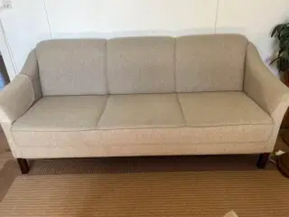 Sofa i gråt uld stof