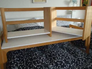 Sengebord + 2 vægreoler i bøg