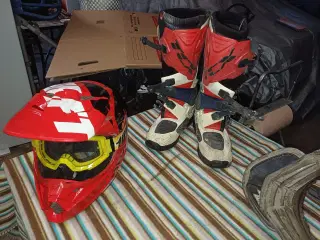 Motocross udstyr sæt.