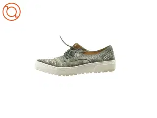 Sneakers med nitter fra R and BE (Str. 37)