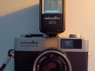 Minolta analog kamera med blitz 