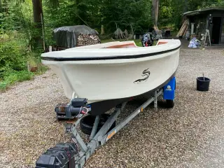 Kegnæs jolle med NY motor sælges