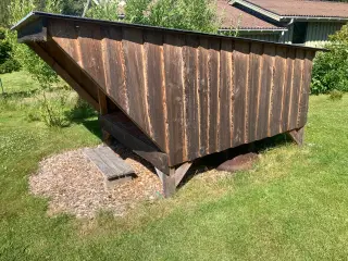 Shelter i lærketræ