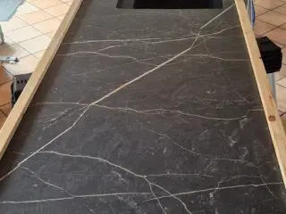 Bordplade med underlimet vask