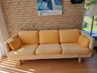 sofa, gul i stærk stof
