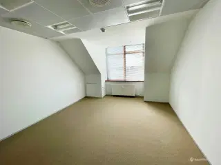 Kontor i hyggeligt fællesskab med delte faciliteter