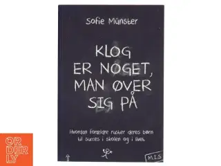 Klog er noget man øver sig på : Hvordan forældre ruster deres børn til succes i skolen og livet af Sofie Münster (Bog)