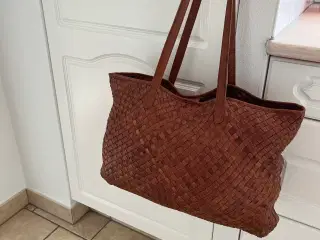 Shopper i flettet brunt læder