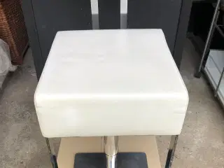 4 stk. Hvide barstole af læder og med Chrome 