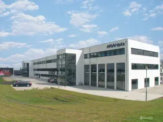 Lejemål til web-butik, lager, kontor, showroom - i alt 235 kvm