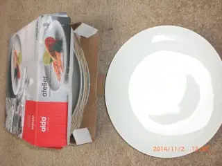 4 hvide flade tallerkener