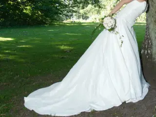 brudekjole med corsage og slæb