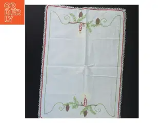 Håndbroderet juledug med lys og grene (str. 44x31 cm)