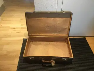 Gamle kufferter i forskellige størrelser.