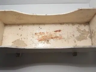 Gammel patineret dukkevugge. L 50,5cm.