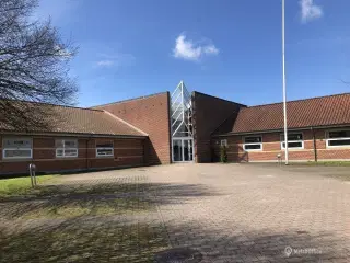 Kontorlokaler fra 13 m2  i flerbrugerhus ved motorvejsafkørsel