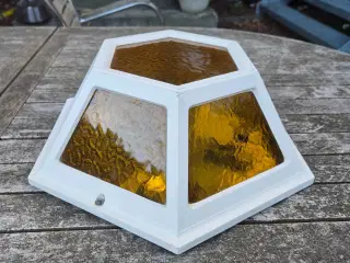 Sekskantet plafond med gule glas 
