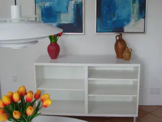 Hvid Ikea skænk, reol, tv-bænk af mærket Bestå.
