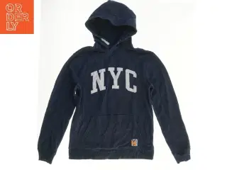 Blå hættetrøje med NYC-tekst fra H&M (str. 158)