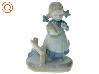 Lille figur af pige (str. 10 x 7 x 5 cm)