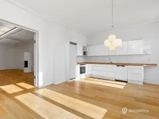Herskabeligt kontorlejemål med flot udsigt til kanalen