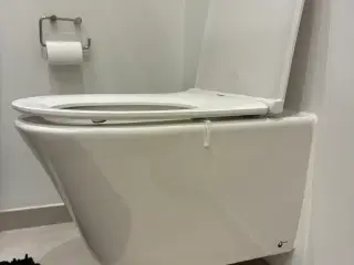 Væghængt toilet med soft close sæde