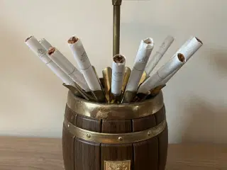 Flot gammel tøndeformet cigaretholder fra 60’erne 