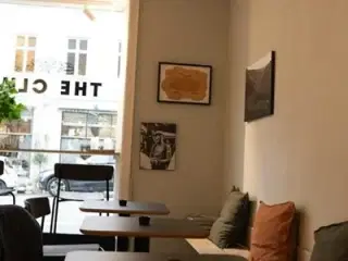 Butikslokale med kælder i Charlottenlund