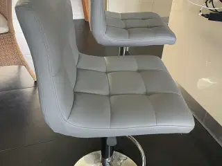 2 stk bar stole i gråt kunst stof . Justerbar