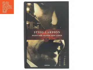 Pigen der legede med ilden af Stieg Larsson (Bog)