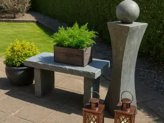 Søjle og bænk i granit