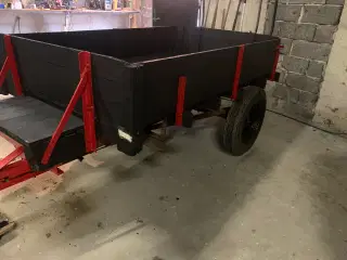Vogen til traktor. Ny malet . Lad mål . 227 x  140