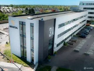 784 m² kontordomicil med stor synlighed