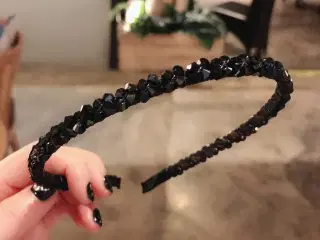 Hårbøjle smuk sort hårbøjle med glas-look perler