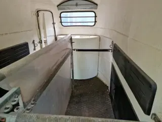 Velholdt trailer med sadelrum & ny undervogn