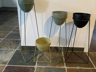 Dekorative urtepotter på stativ