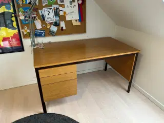 Stort solidt skrivebord