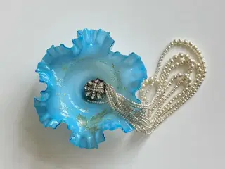 Blå skål m flæsekant og bemaling, NB